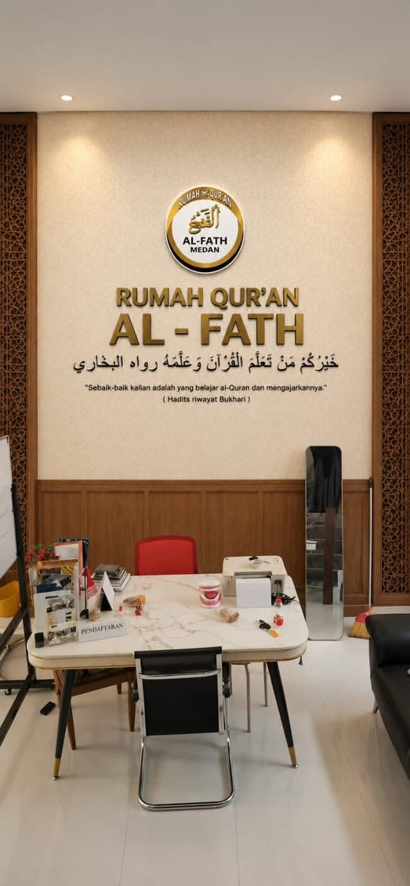 Ruang penerimaan Rumah Qur'an Al-Fath dengan dinding krem dan tulisan emas